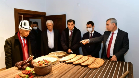 'Çok Değerli Eserler, Tebrik Ederiz'