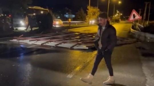 Şiddetli fırtına çatıyı uçurdu