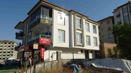 Tartıştığı kardeşini silahla yaralayıp polise teslim oldu