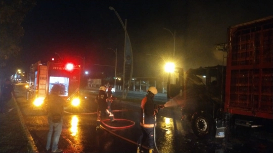 Tavuk yüklü tırda korkutan yangın