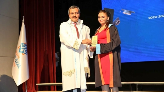 Turgut Özal Üniversitesi'nde mezuniyet coşkusu
