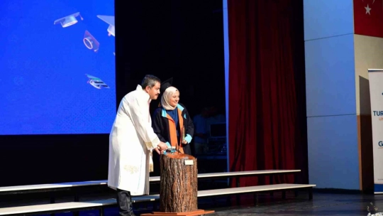 Turgut Özal Üniversitesi'nde mezuniyet coşkusu