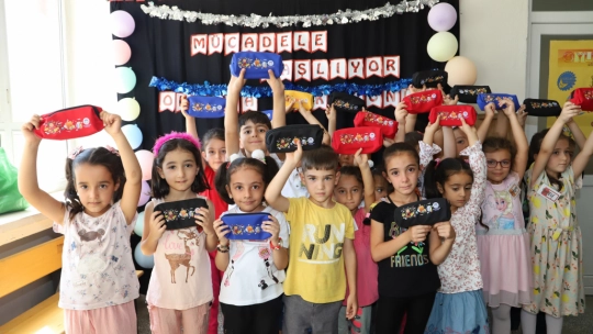 Başkan Güder'den Minik Öğrencilere Kırtasiye Desteği