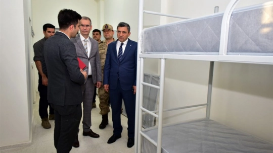 Vali Şahin, Geri Gönderme Merkezinde İncelemelerde Bulundu