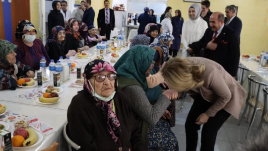 Vali Hulusi Şahin'in Eşi Ebru Şahin'den Huzurevi'ne Ziyaret