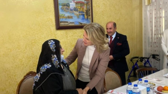 Vali Hulusi Şahin'in Eşi Ebru Şahin'den Huzurevi'ne Ziyaret