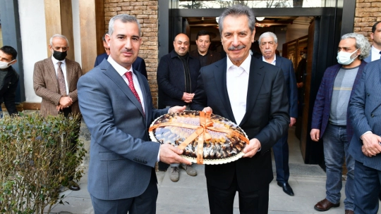 'Çok Değerli Eserler, Tebrik Ederiz'