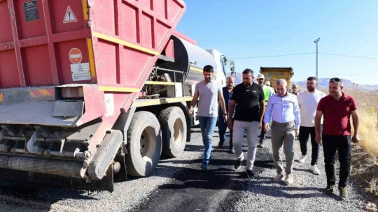 Yeşilyurt'ta kırsal mahallelerdeki yol çalışmalarına ağırlık verildi