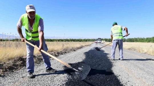 Yeşilyurt'ta kırsal mahallelerdeki yol çalışmalarına ağırlık verildi