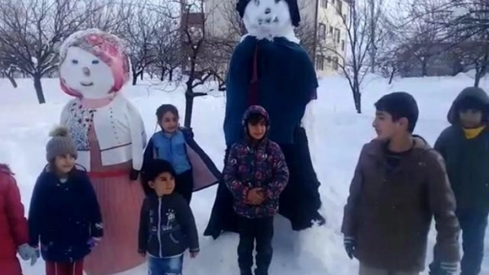 2 metre boyundaki kardan adam ilgi odağı oldu