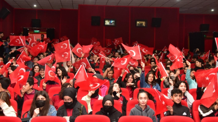 300 Öğrenci ''Kurtuluş Hattı'' Filmini seyretti