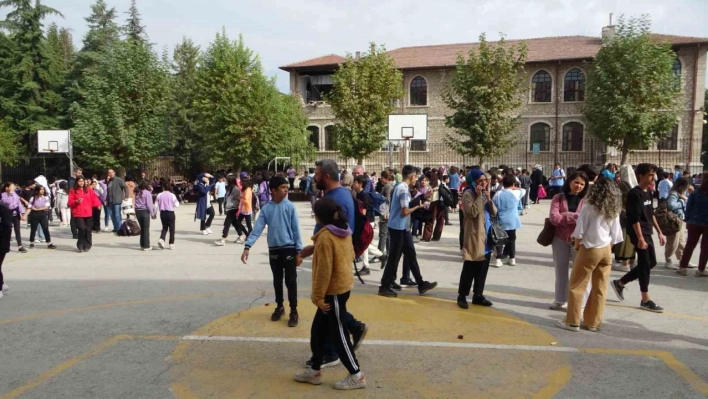 4.3'lük depremle sarsılan Malatya'da veliler okullara akın etti