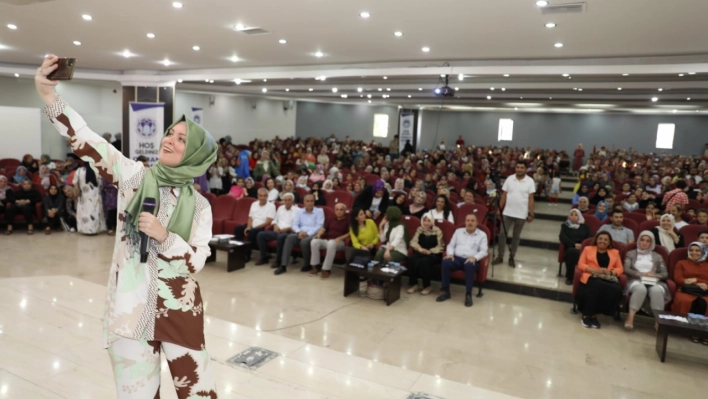 'Aile Akademisi'nin İlk Konuğu Yazar Hatice Kübra Tongar Oldu