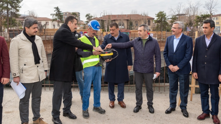 Başkan Gürkan, Kent meydanındaki çalışmaları inceledi