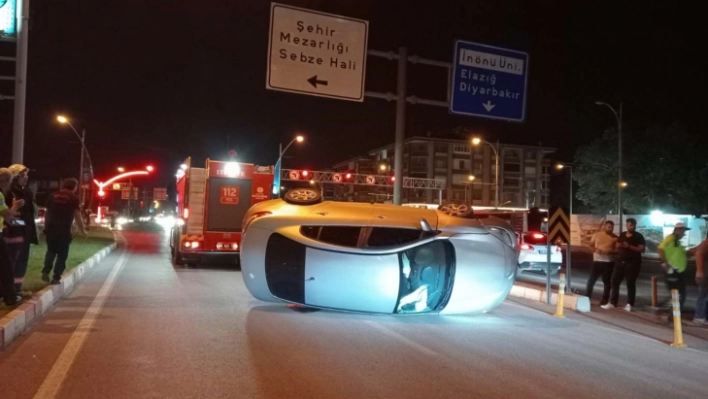 Direksiyon hakimiyetini kaybeden sürücü kaza yaptı: 2 yaralı