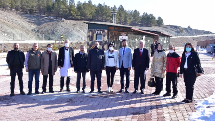 Hayvan severlerden geçici hayvan bakımevine ziyaret