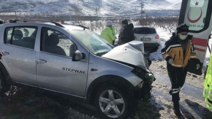 İki otomobilin çarpışması sonucu 9 kişi yaralandı