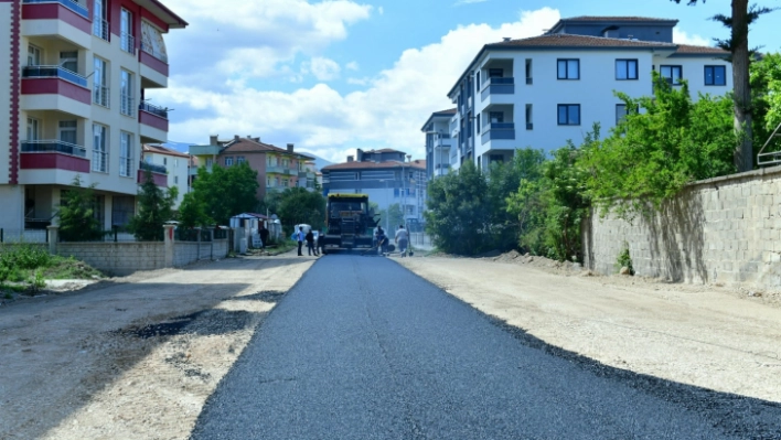 İlyas Mahallesinde yol yenileme çalışması devam ediyor