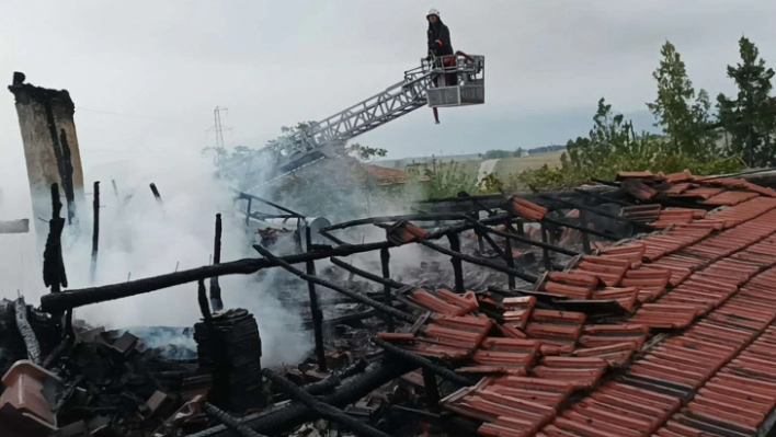 İtfaiye yolu şaşırınca 2 evin çatısı küle döndü