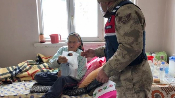 Kanser hastası kadının ilaçlarını jandarma teslim etti