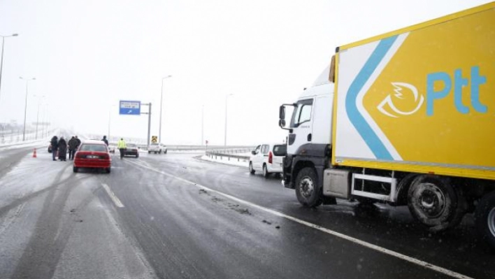 Kar yağışı nedeniyle Kayseri-Malatya kara yolu ulaşıma kapandı