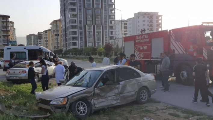 Malatya'da 2 aracın karıştığı kazada 5 kişi yaralandı