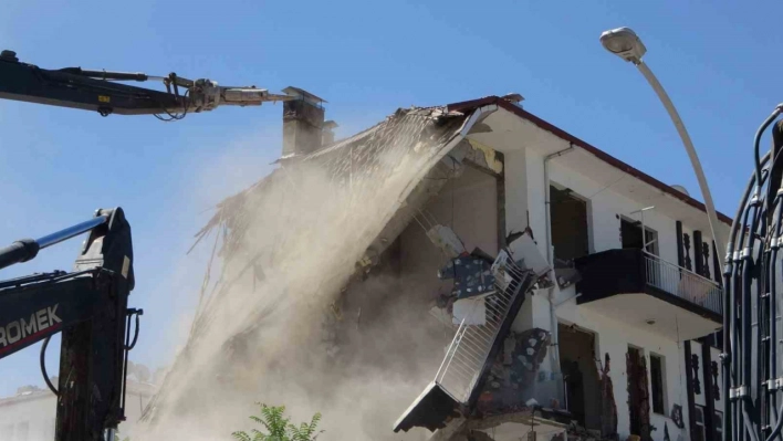 Malatya'da ağır hasarlı binaların yıkımı sürüyor