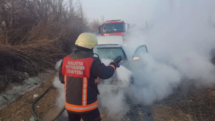 Malatya'da alev alan otomobil kullanılamaz hale geldi