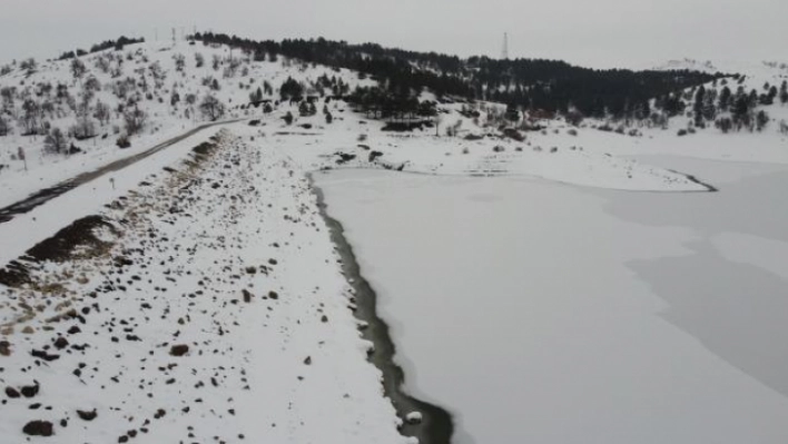 Malatya'da baraj gölünün yüzeyi dondu