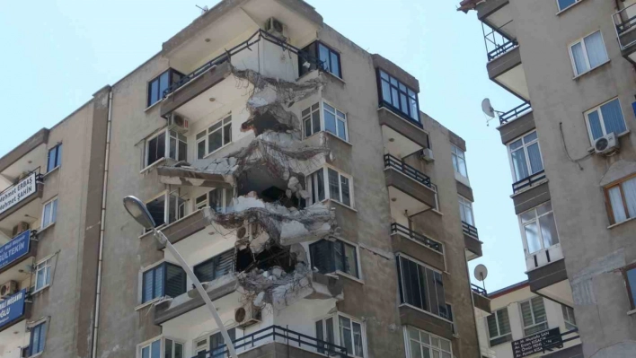 Malatya'da bir bölümü yıkılan bina tehlike saçıyor