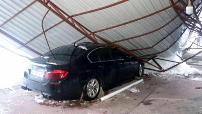 Malatya'da kar nedeniyle oto parkın çatısı araçların üzerine çöktü