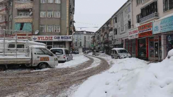 Malatya'da kar yağışı etkisini göstermeye devam ediyor