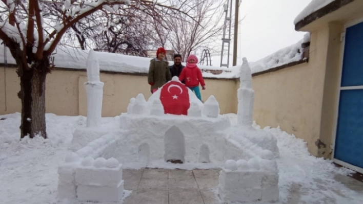 Malatya'da kardan cami yaptılar