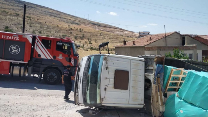 Malatya'da kontrolden çıkan gaz beton yüklü kamyon devrildi