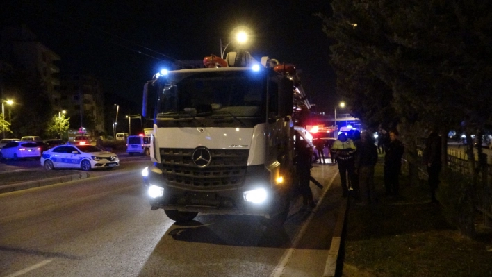 Malatya'da otomobil beton pompa aracı ile refüj arasına sıkıştı