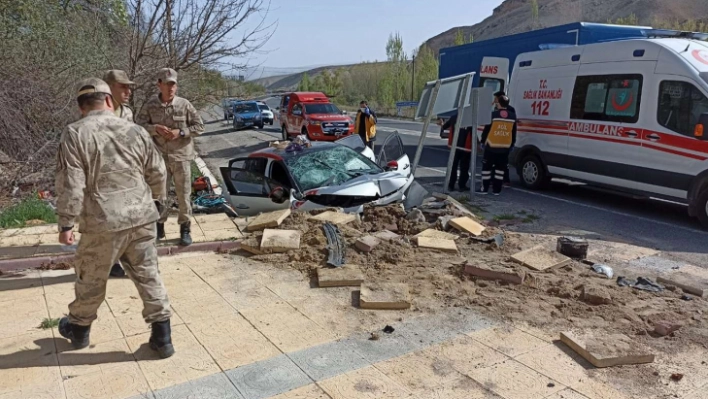 Malatya'da otomobil menfeze çarptı 1 ölü 5 yaralı