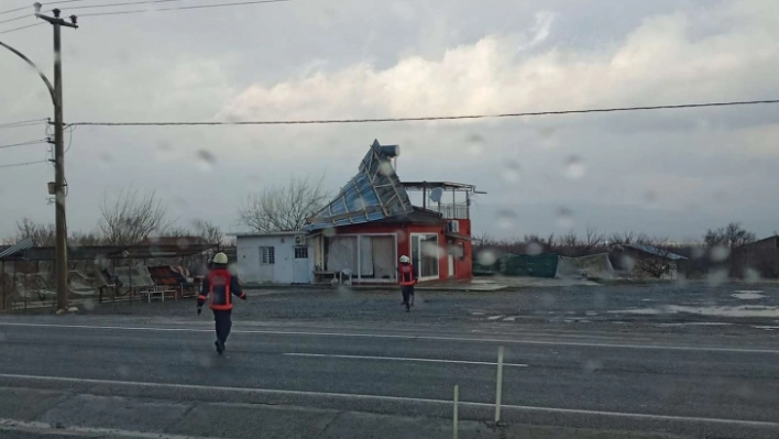 Malatya'da şiddetli rüzgâr evin çatısını uçurdu