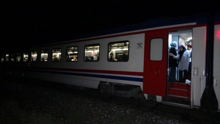 Malatya'da yolcu treni hemzemin geçitte otomobile çarptı: 1 ölü