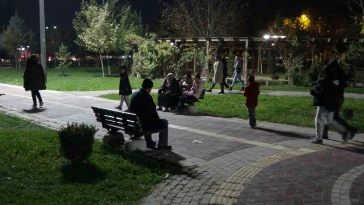 Peş peşe iki depremle sarsılan Malatyalılar parklara akın etti