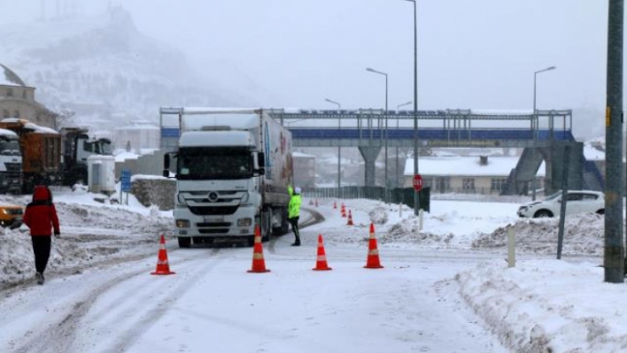 Sivas-Malatya kara yolu yoğun kar nedeniyle ulaşıma kapandı