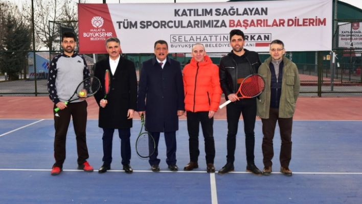 Tenis Turnuvasının Başlama Vuruşunu Vali Baruş ve Başkan Gürkan Yaptı