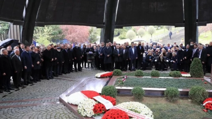 Turgut Özal mezarı başında anıldı