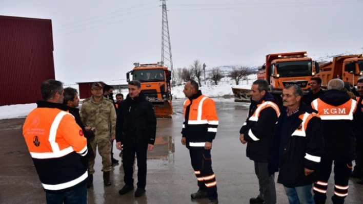 Vali Baruş Darende'de yol temizleme çalışmalarına katıldı