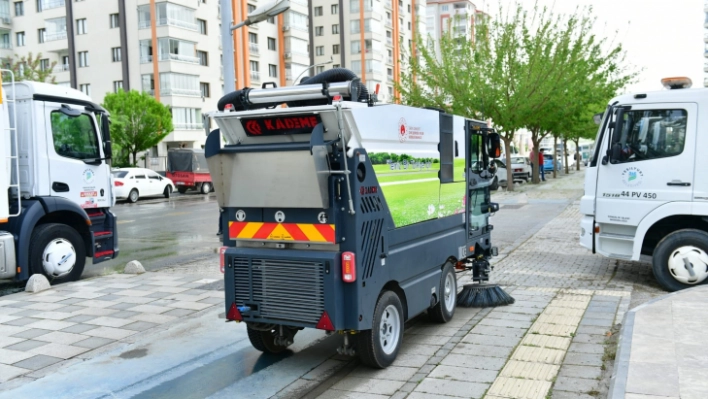 Yeşilyurt Belediyesi Filosuna Yol Süpürme Aracı Ekledi