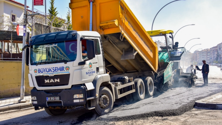 Yıpranmış ve Bozulmuş Yollar Yenileniyor