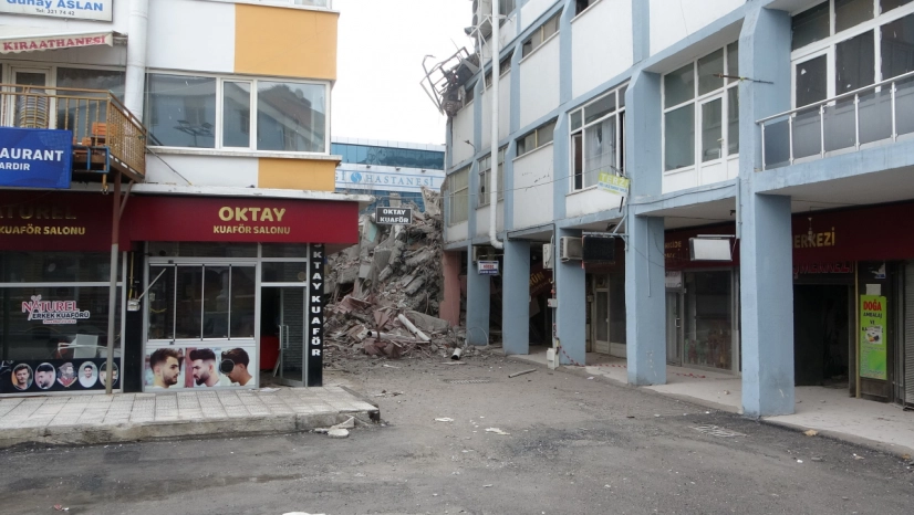 Depremde ağır hasar alan MHP il binası çöktü