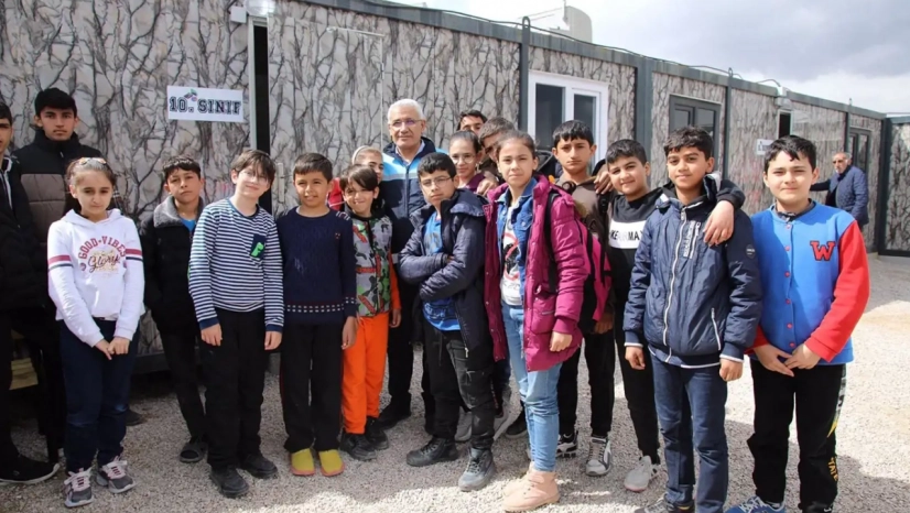 Depremzedelere sınav seti hediye edildi