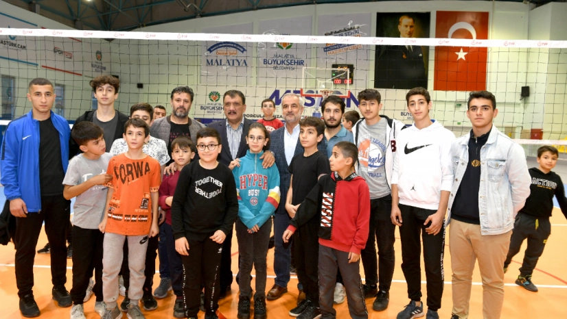 Gürkan, Büyükşehir Belediyespor Kulübü sporcularıyla bir araya geldi