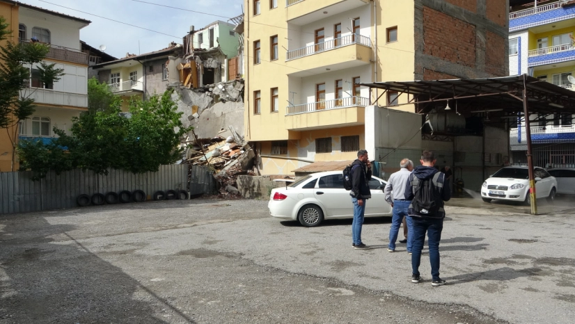 'Hasarlı bina çöktü' ihbarı polisi alarma geçirdi