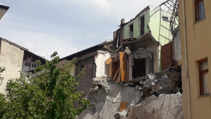 Malatya'da ağır hasarlı bina çöktü
